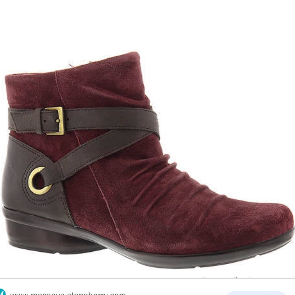 Naturalizer NWOT Suede Ankle Boot  size 6W
